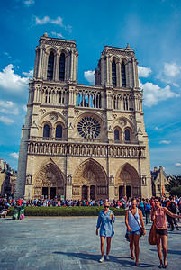 蓝天白云下的巴黎圣母院高清图片