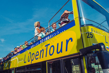 游览观光车法国巴黎街头旅游观光车上的游客背景