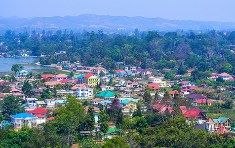 绿水城市缅甸红房屋背景