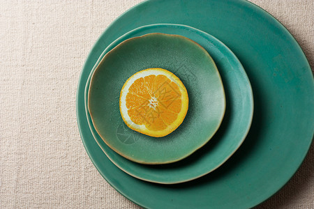 日系盘子里的柠檬背景图片