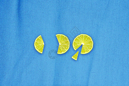 蓝色桌布上的柠檬背景图片