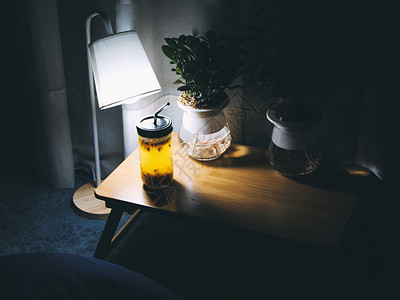 昏暗的灯日系房间小灯和桌子背景