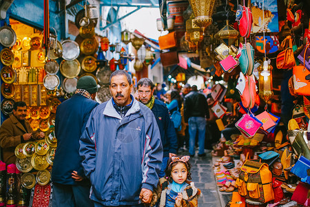 突尼斯南部突尼斯麦地那街头的父女背景