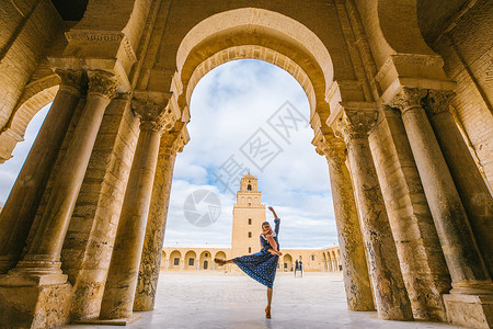 清真素材突尼斯凯鲁万奥克巴大清真寺里跳舞的女性背景