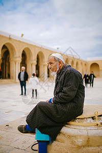 明珠广场北非明珠突尼斯凯鲁万奥克巴大清真寺里的老人背景