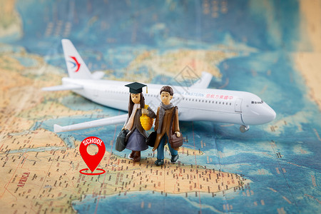 一个学生世界地图上提着行李出国留学的学生设计图片