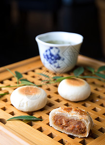 中秋节苏式肉丝馅月饼高清图片