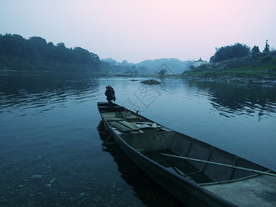 船停泊湖边高清图片