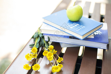 苹果与书鲜花与书高清图片