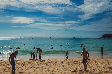 愉快的假期普吉岛海滩边的人们背景