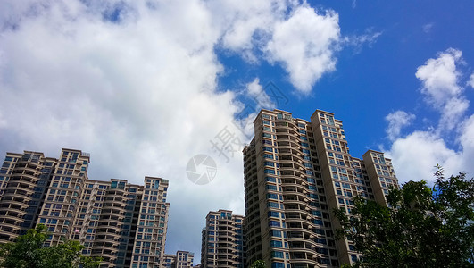 蓝天白云下的城市建筑背景图片