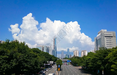 蓝天白云下的城市建筑及公路图片