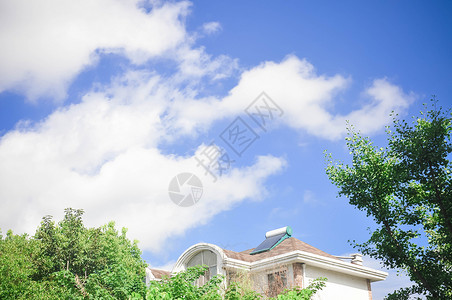 蓝天白云下的房子背景图片