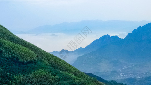 云雾缠绕中的山脉图片