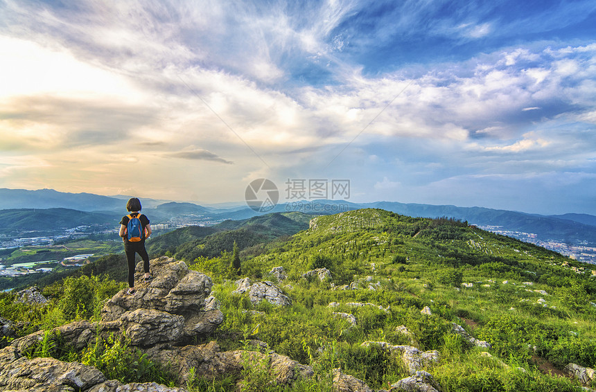 远行登山图片