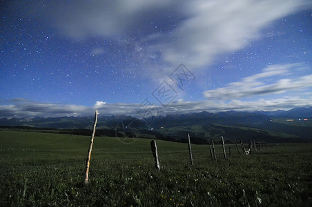 新疆喀拉峻草原夜色动态云星空背景图片