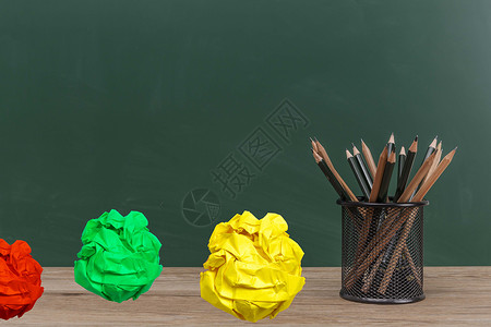 彩色笔筒黑板和纸团设计图片