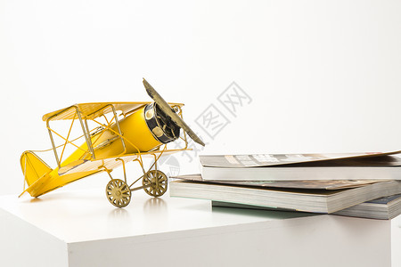 飞机和书书本画册排版高清图片