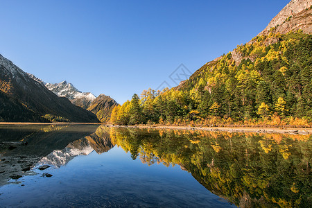 神雕山神山环绕的莲花湖背景