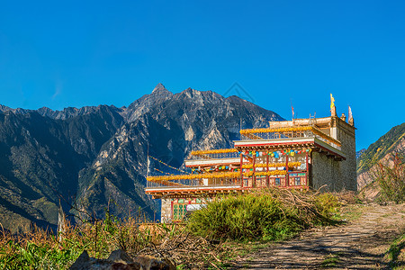 中路乡墨尔多神山与藏居背景