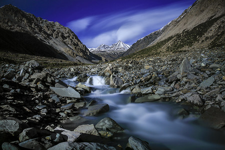 卡文德尔山脉青海岗什卡雪山背景