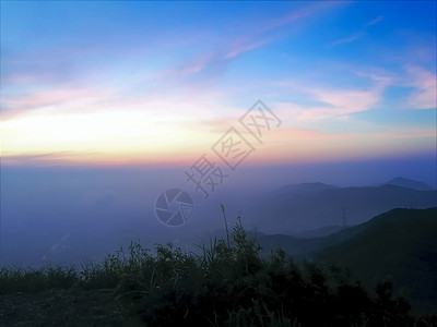 山顶的日出背景图片