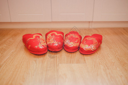 红色喜气木地板上的拖鞋背景