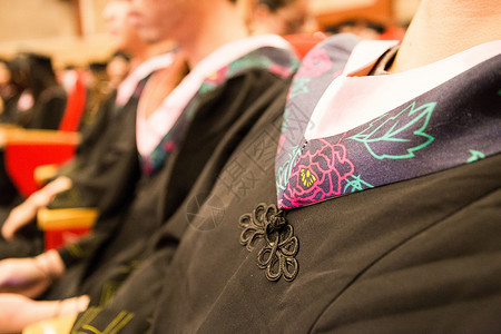 毕业的典礼穿学士服男女高清图片