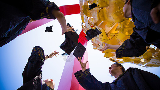 毕业聚会素材一群人扔学士帽背景