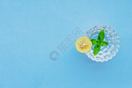 蓝色玻璃杯柠檬薄荷水背景