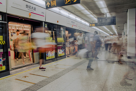 上海地铁线路图忙碌的上班行人背景