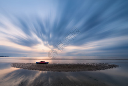 蓝天白云海水一叶小舟背景