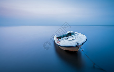 一艘渔船平静海中的一只小船背景