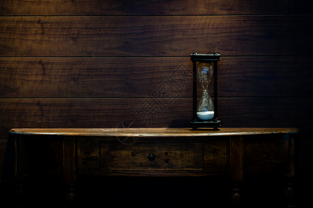 棕色木槌欧式书桌上的沙漏背景