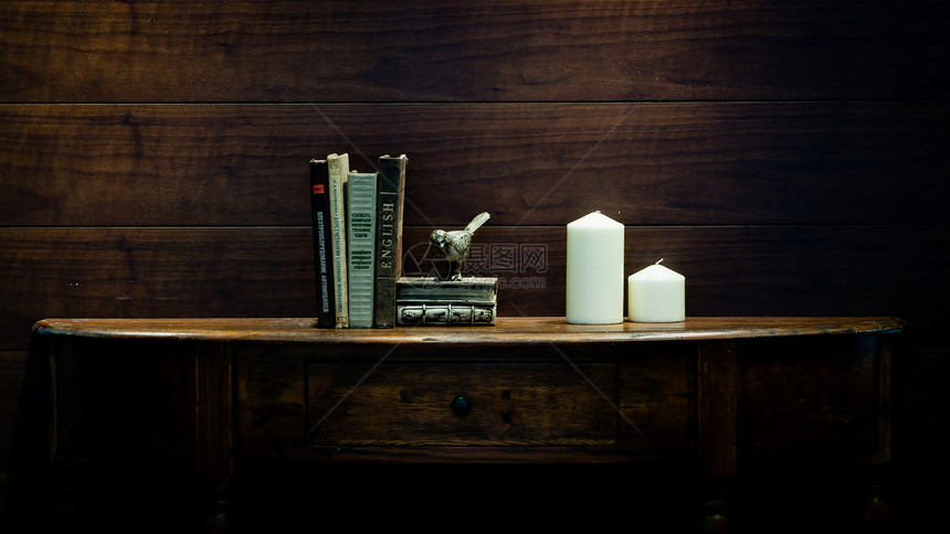 欧式书桌上的书和蜡烛图片