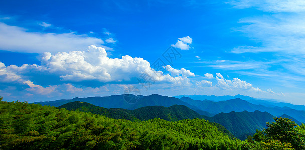 松木顶蓝天白云下的山峦叠嶂背景