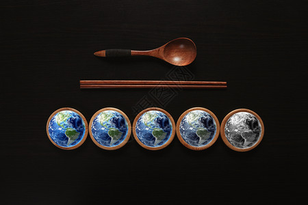 木制勺子地球失色荒漠化设计图片