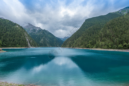 四川西部夏日九寨沟风光背景