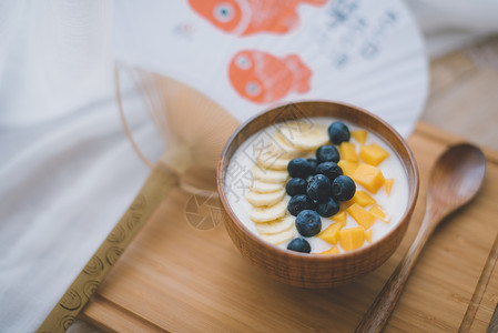 水果木板健康水果酸奶背景