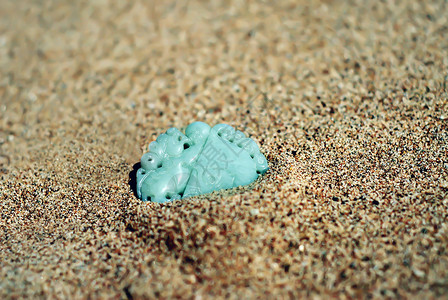 掩埋沙子里的一块玉背景