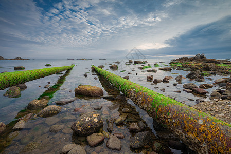 海中岩石污染环境的排放水管背景