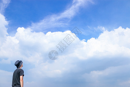 剪纸风格云彩抬头望着蓝天白云的人背景