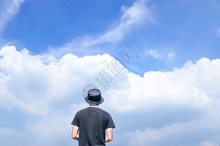 抬头望着蓝天白云的人高清图片