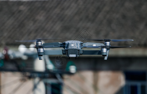无人驾驶技术飞在空中的大疆航拍飞行器御背景