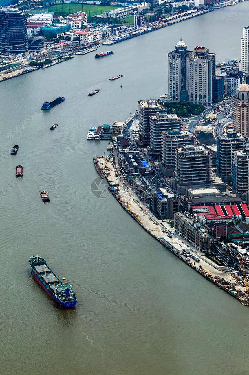 航拍视角的高楼林立的上海图片