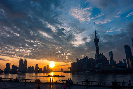 日出的上海各样的人们在外滩活动高清图片