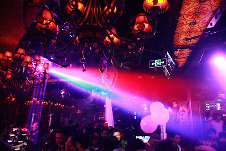 很嗨的酒吧夜场聚会与DJ背景图片
