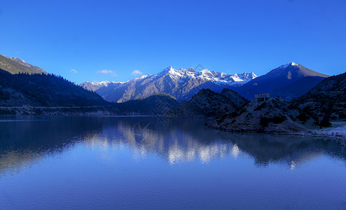 横向线条蓝色雪山湖泊背景