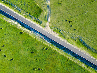 汽车俯拍航拍草原上的公路背景