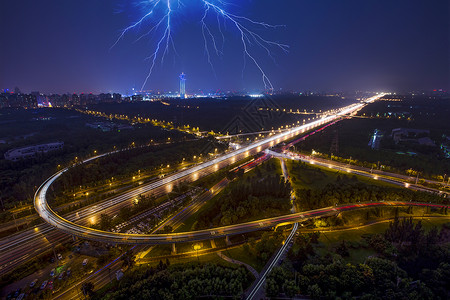  雷电下的夜景城市背景图片